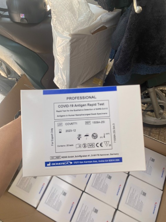 Que Test Nhanh Biomerica COVID-19 Antigen Rapid Test Hộp 25 Kit